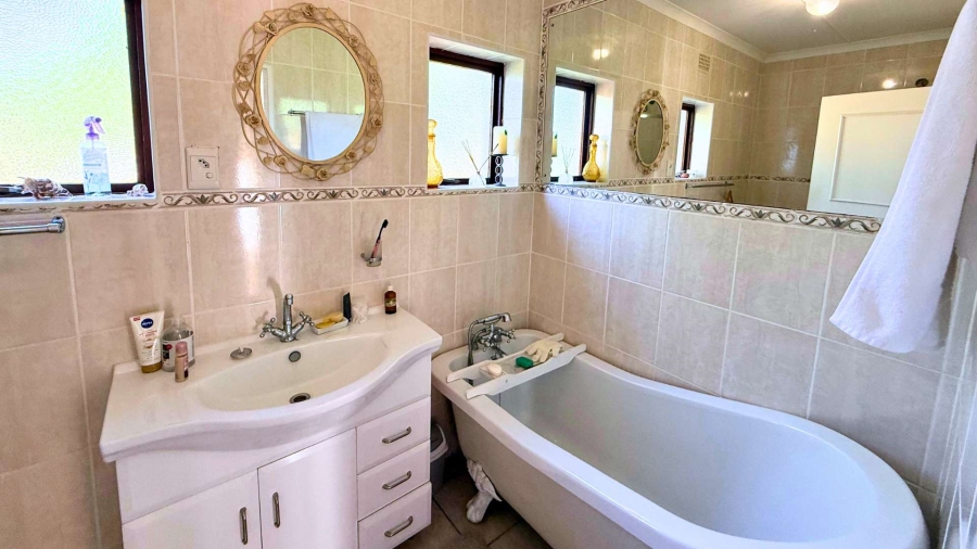 5 Bedroom Property for Sale in Kenton On Sea Eastern Cape